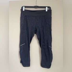 LULULEMON Venus Crop Capri Black Athletic Tights Leggings Womens 8